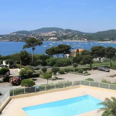 Beau Studio Cabine En Rez De Jardin Dans Avec Piscine Saint-Raphael (Var)